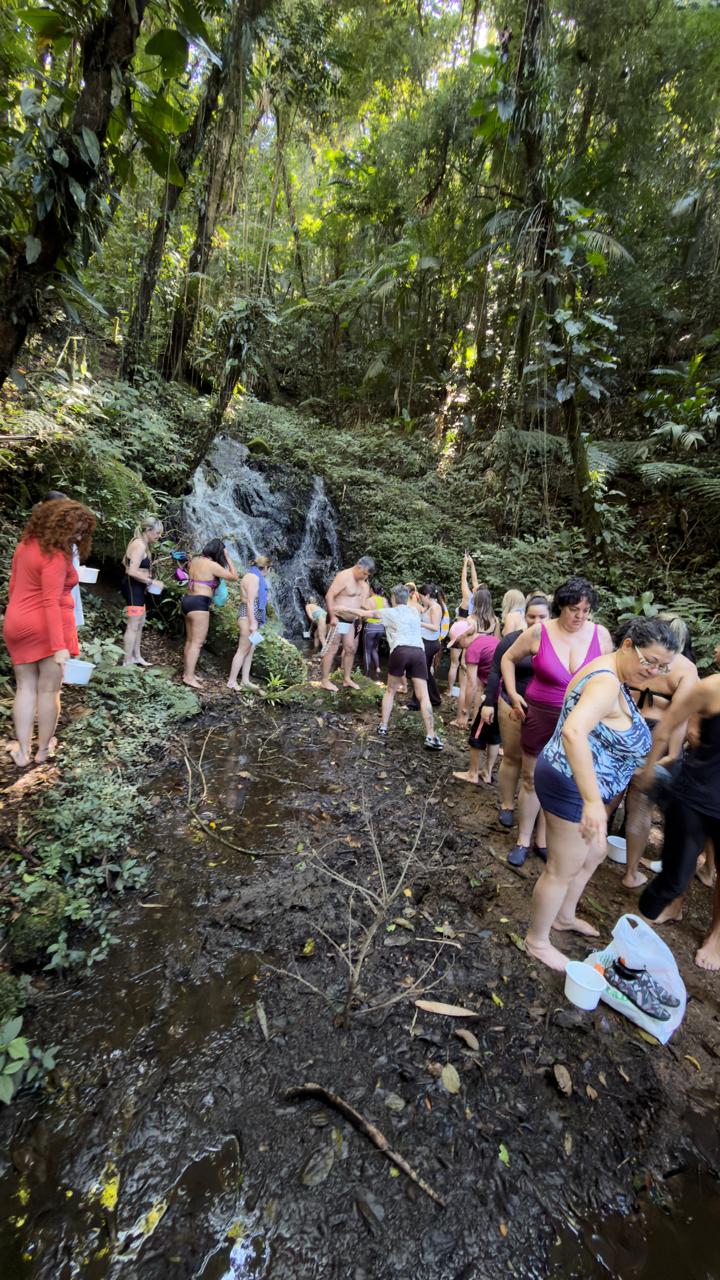 Grupo em fila para o banho de ervas na cachoeira