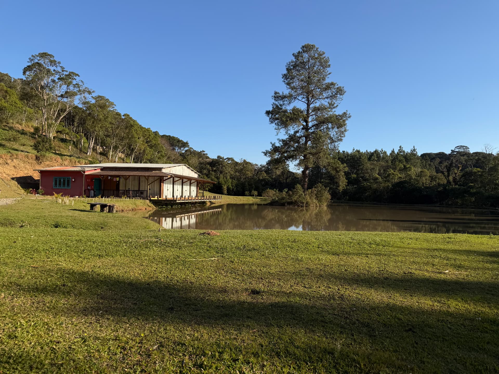 Casa de vivências à margem do lago no Vilarejo Núcleo Consciência
